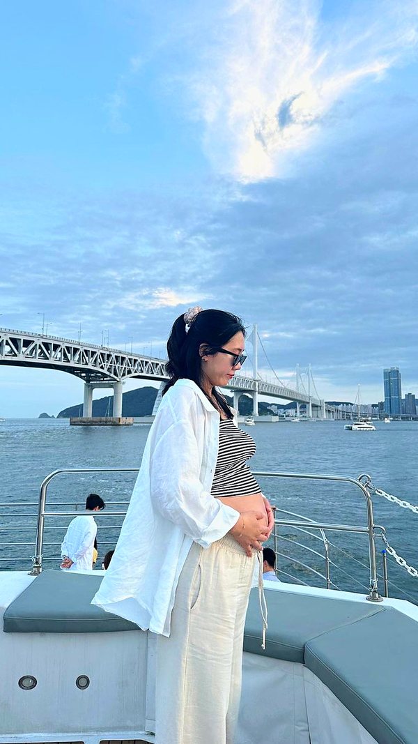 广安大桥前游船上的游客