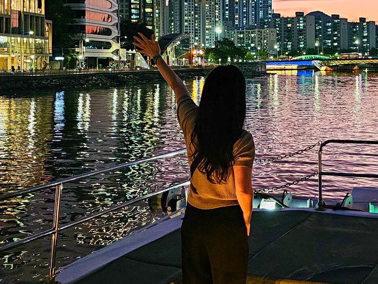 站在日落甲板上的游客
