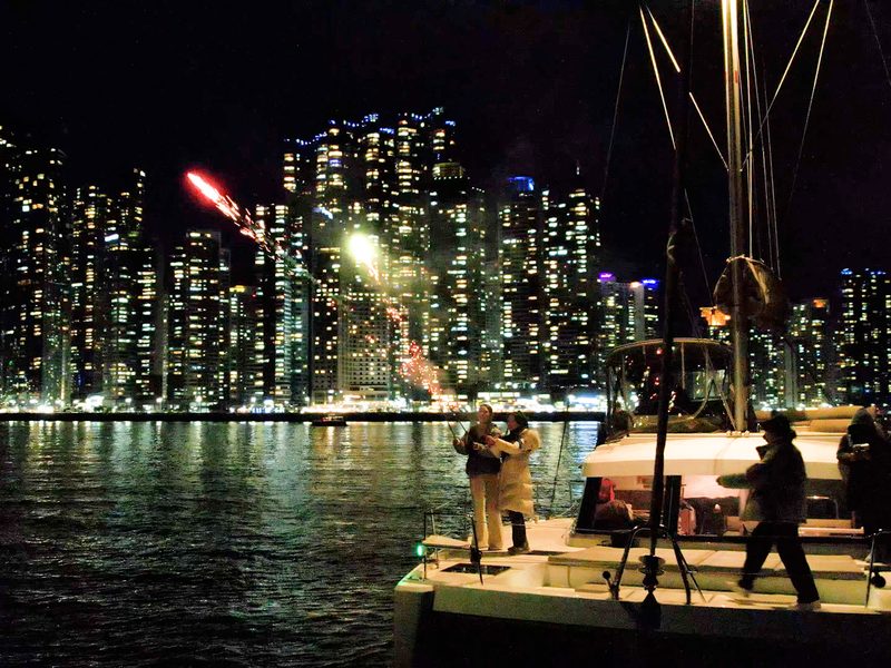 在 Marine City 夜景前的游艇上欣赏烟花