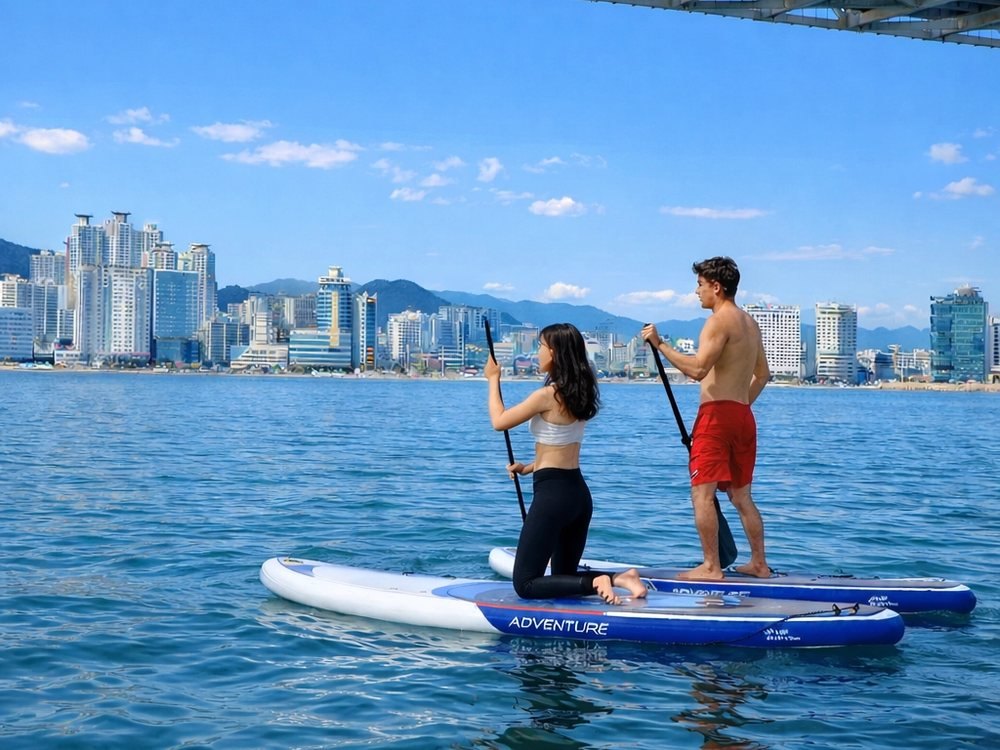 在广安里海上玩桨板的两个人