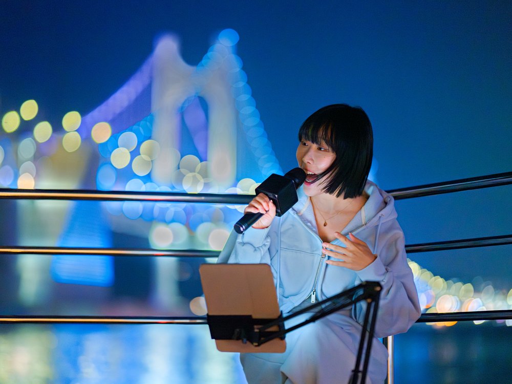 广安大桥灯光前的晚餐游船街头表演