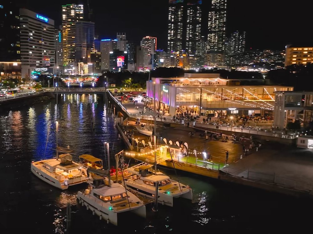 夜晚的 The Bay 101 与停泊在码头的游艇